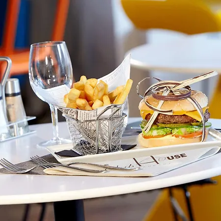 Hotel Kyriad Paris Ouest - Colombes 3*